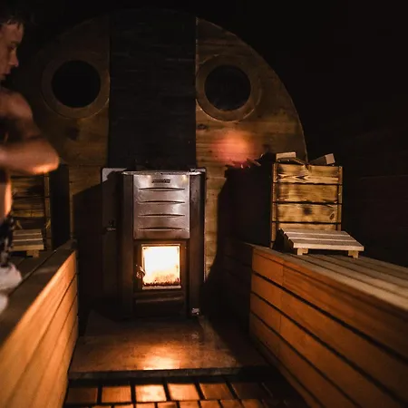 Vakantiehuis Aloha Glamp - Caloroczny Glamping Nad Rzeka Z Prywatna Balia - Stok Narciarski, Gory, Lasy, Sauna Zagornik